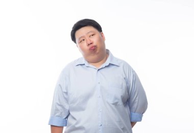 Beyaz arka planda izole edilmiş komik yüzlü Şişko Asyalı iş adamı portresi.