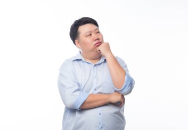 Genç Şişman Asyalı iş adamı şüpheyle beyaz arka planda izole edilmiş..