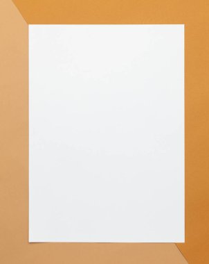 Boş poster broşürü a4 boyut model şablonu yarı bej ve kahverengi arkaplan.
