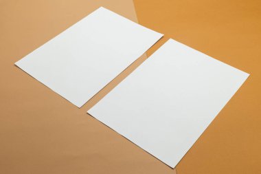 Boş poster broşürü a4 boyut model şablonu yarı bej ve kahverengi arkaplan.