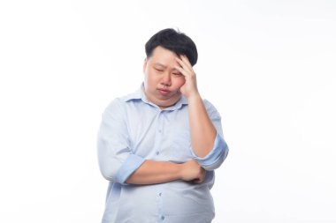 Genç Şişman Asyalı iş adamı şüpheyle beyaz arka planda izole edilmiş..