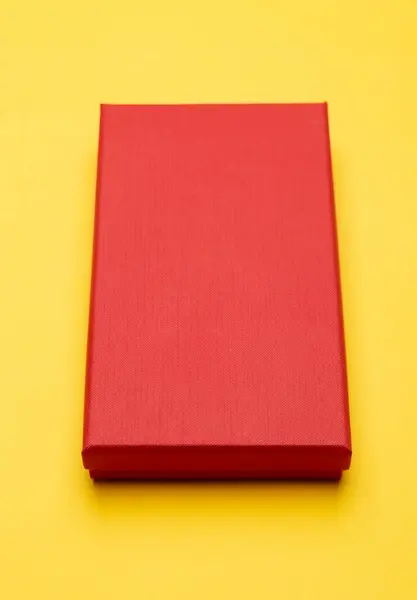 Opakowanie Produktu Red Box Izolowane Żółtym Tle — Zdjęcie stockowe