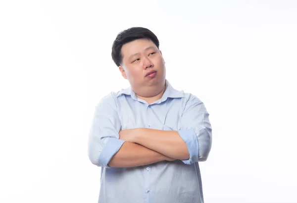 Azji Tłuszcz Człowiek Niebieskiej Koszuli Ramiona Skrzyżowane Patrząc Copyspace Izolowane — Zdjęcie stockowe
