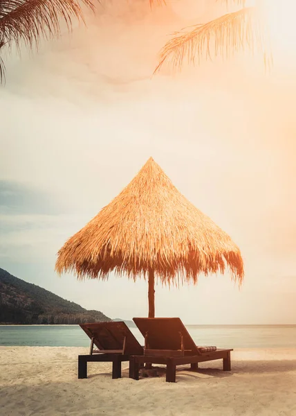 Liegestühle Und Sonnenschirm Sandstrand Der Nähe Des Meeres Sommerurlaub Urlaub — Stockfoto