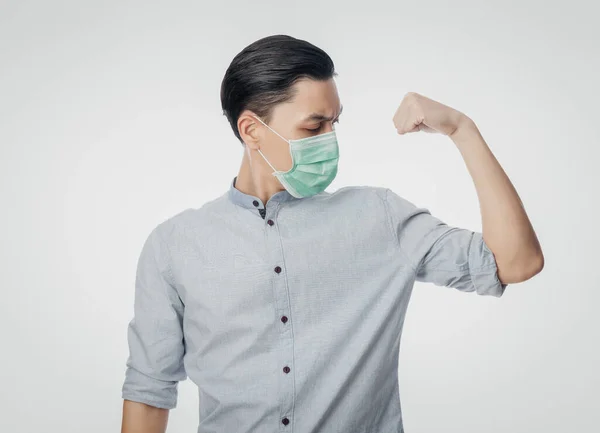 Hijyenik Maskeli Genç Asyalı Işadamı Enfeksiyonu Önlemek Için Güç Gösteriyor — Stok fotoğraf