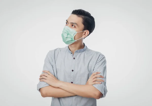 Ung Asiatisk Affärsman Bär Hygienisk Mask Och Tittar Upp Förhindra — Stockfoto