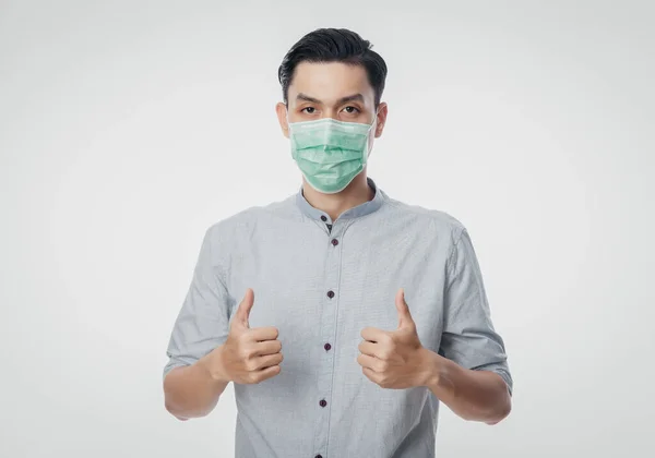 Ung Asiatisk Affärsman Bär Hygienisk Mask Och Visar Tummen Upp — Stockfoto