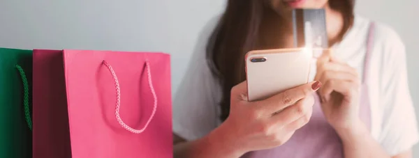 Mujer Joven Con Tarjeta Crédito Uso Teléfono Inteligente Compras Línea —  Fotos de Stock