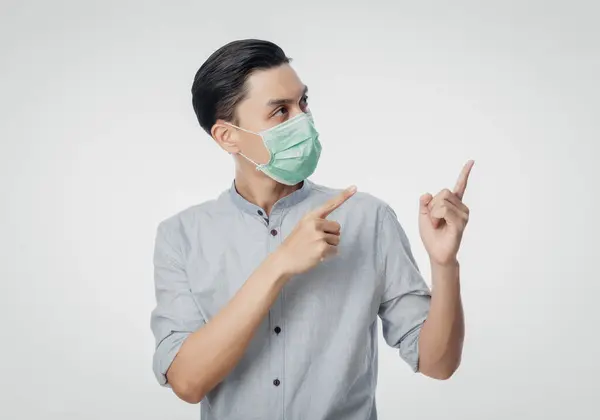 Ung Asiatisk Affärsman Bär Hygienisk Mask Och Pekar Uppåt Förhindra — Stockfoto