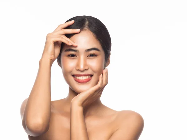 美丽的年轻亚洲女人洁白的肌肤 双手触摸脸 背景洁白 面部治疗 美容及皮肤护理概念 — 图库照片