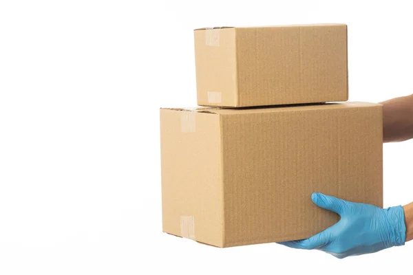 送货员手拿着医用手套 手里拿着用白色背景隔开的纸板箱 包装模型 送货服务概念 — 图库照片