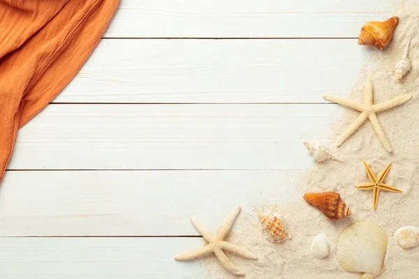 Plaj aksesuarları ile yaz arkaplanı - beyaz tahta masa arkaplan görünümü fotokopi alanı ile.