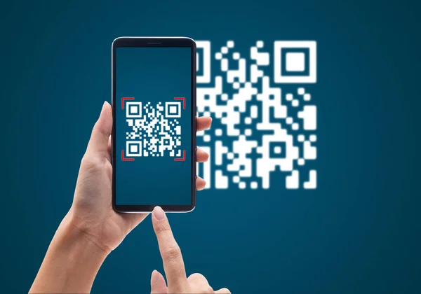 휴대용 스마트 사용하여 파란색 배경에 코드를 스캔한다 기술과 디지털 — 스톡 사진