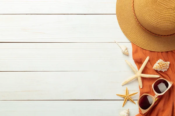 Yaz arkaplanı plaj aksesuarları - hasır şapka, güneş gözlükleri, beyaz ahşap masa üstü arka plan manzaralı havlu fotokopi alanı.
