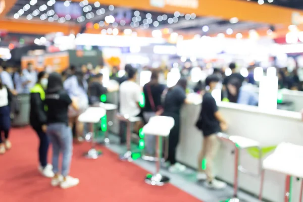 Sergi salonundaki soyut bulanık insanlar fuar fuarı geçmişi. İş fuarı, iş fuarı ya da borsa. Organizasyon ya da şirket etkinliği, ticari ticaret ya da alışveriş merkezi pazarlama reklam kavramı.