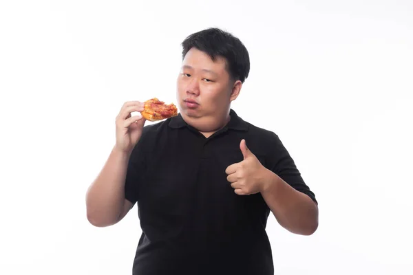 Młody Śmieszne Tłuszcz Azji Człowiek Jedzenie Hawajski Pizza Pokazując Kciuki — Zdjęcie stockowe