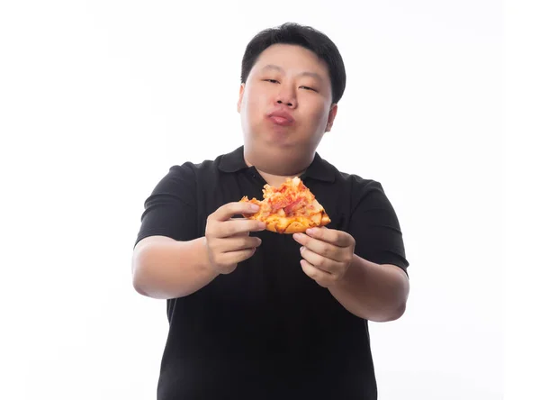 若い面白い脂肪アジアの男は 白い背景に隔離されたハワイアンピザを食べます 不健康な概念 — ストック写真
