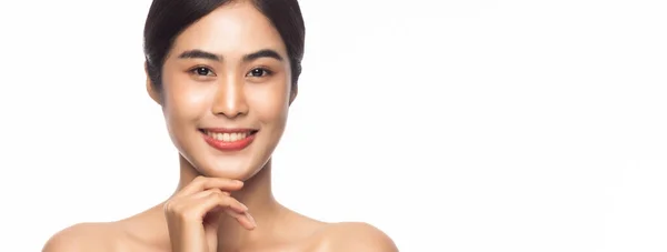美丽的年轻亚洲女人洁白的皮肤 双手触摸脸隔离在白色的横幅背景 面部治疗 美容及皮肤护理概念 — 图库照片