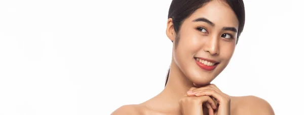 美丽的年轻亚洲女人洁白的皮肤 双手触摸脸隔离在白色的横幅背景 面部治疗 美容及皮肤护理概念 — 图库照片