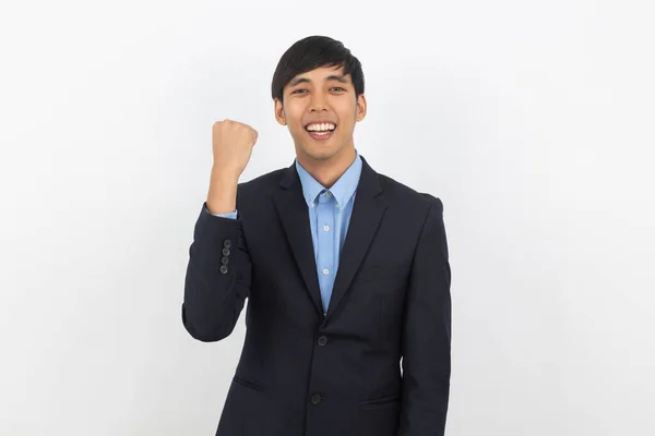 Захоплений Молодий Красивий Азіатський Бізнесмен Піднімає Кулаки Посмішкою Святкуючи Успіх — стокове фото