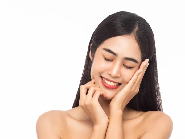 美しい若いアジアの女性は白い背景に隔離された顔に触れる手で新鮮な肌をきれいにします 顔の治療 スキンケアの概念 — ストック写真