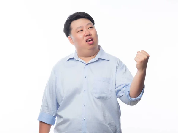 Молодой Жирный Азиатский Бизнесмен Поднимает Кулаки Смешным Лицом Белом Фоне — стоковое фото