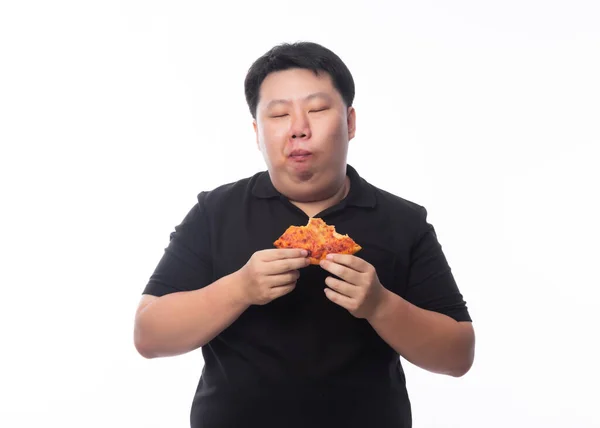 若い面白い脂肪アジアの男白い背景に隔離されたチーズピザを食べる 不健康な概念 — ストック写真