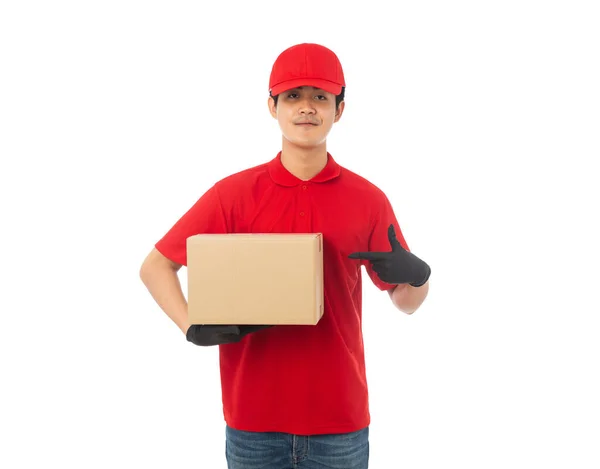 Young Delivery Man Rood Uniform Houden Papier Kartonnen Doos Mockup — Stockfoto