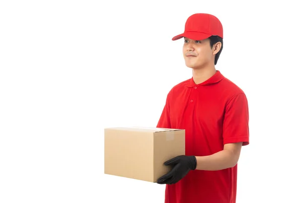 Young Delivery Man Rood Uniform Houden Papier Kartonnen Doos Mockup — Stockfoto