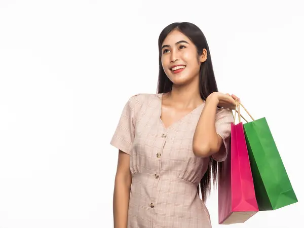 Retrato Una Hermosa Mujer Asiática Excitada Usando Vestido Sosteniendo Bolsas —  Fotos de Stock