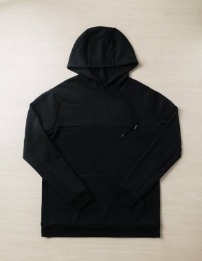 Boş siyah kapüşonlu sweatshirt, yerde uzun kollu bir kalas. Tasarımınızı yerleştirmek için şablon.