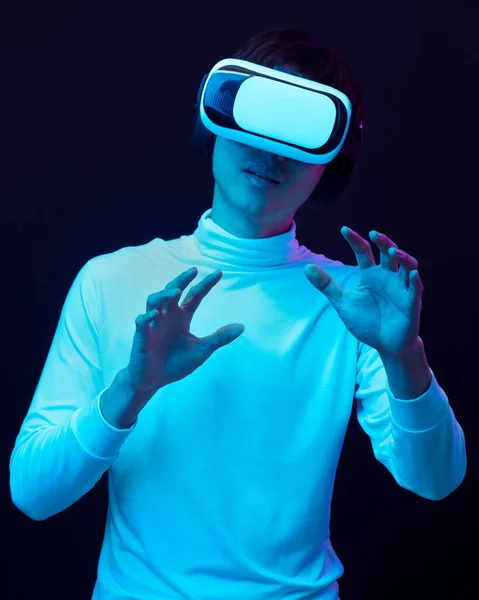 Fiatal Ázsiai Férfi Visel Virtuális Valóság Szemüveg Néz 360 Fokos — Stock Fotó