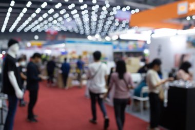 Sergi salonundaki soyut bulanık insanlar fuar fuarı geçmişi. İş fuarı, iş fuarı ya da borsa. Organizasyon ya da şirket etkinliği, ticari ticaret ya da alışveriş merkezi pazarlama reklam kavramı.