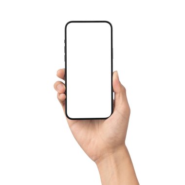 Beyaz arkaplanda kırpma yolu ile izole edilmiş siyah ekranlı akıllı telefonu tutan adam, uygulama veya web sitesi tasarım projeniz için maket kullanabilir.