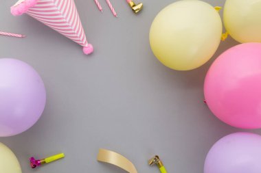 Mutlu yıllar sana. Pastel gri arka planda Düz Parti dekorasyonu..