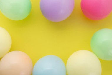 Mutlu yıllar, Düz yatar parti dekorasyonu Pastel sarı arka planda.