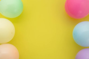 Mutlu yıllar, Düz yatar parti dekorasyonu Pastel sarı arka planda.