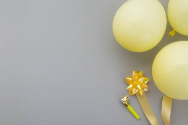 Mutlu yıllar, pastel gri arka planda yassı parti dekorasyonu.