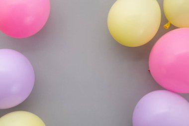 Mutlu yıllar sana. Pastel gri arka planda Düz Parti dekorasyonu..