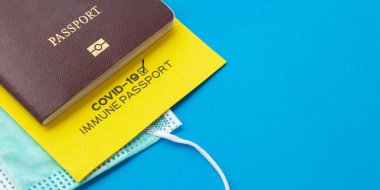 Aşı pasaportları, sahibinin uluslararası seyahat için gerekli olan Covid-19 'a karşı aşılandığının kanıtı. Sancak arkaplanı.