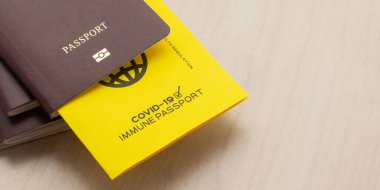 Aşı pasaportları, sahibinin uluslararası seyahat için gerekli olan Covid-19 'a karşı aşılandığının kanıtı. Sancak arkaplanı.