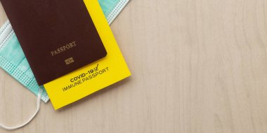 Aşı pasaportları, sahibinin uluslararası seyahat için gerekli olan Covid-19 'a karşı aşılandığının kanıtı. Sancak arkaplanı.