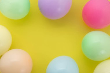 Mutlu yıllar, Düz yatar parti dekorasyonu Pastel sarı arka planda.