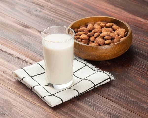 Mandel Mjölk Glaset Med Mandel Träskål Bordet Friska Mellanmål Vegetarisk — Stockfoto