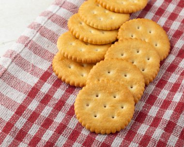 Masa örtülü beyaz tahta masa arkaplanlı kraker kurabiyeleri.