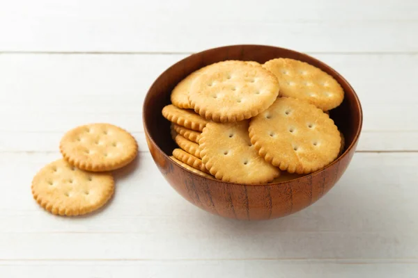 Biscoitos Biscoitos Redondos Uma Tigela Madeira Fundo Mesa Madeira Branca — Fotografia de Stock