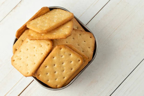 Biscoitos Biscoito Uma Tigela Aço Inoxidável Fundo Mesa Madeira Branca — Fotografia de Stock