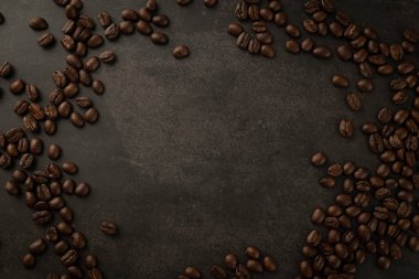 Kahve çekirdekleri grunge arkaplanda.