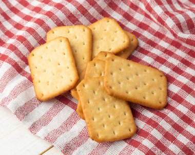 Masa örtülü beyaz tahta masa arkaplanlı kraker kurabiyeleri.