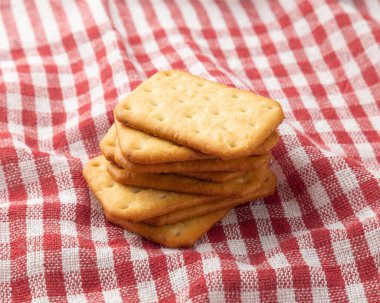 Masa örtülü beyaz tahta masa arkaplanlı kraker kurabiyeleri.
